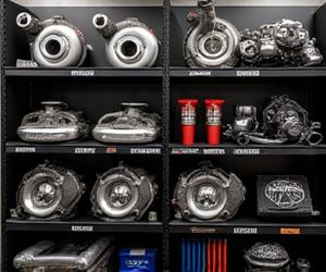 様々な高性能部品がディスプレイされているUmibe Studioの部品棚